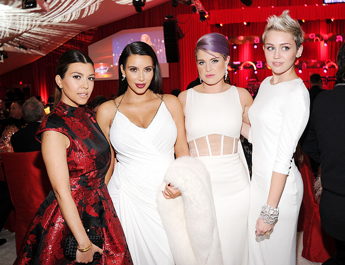As irmãs Kourtney e Kim Kardashian, Kelly Osbourne e Miley Cyrus