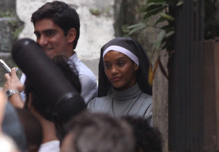 Vestida como freira, Taís Araújo grava seriado da Globo