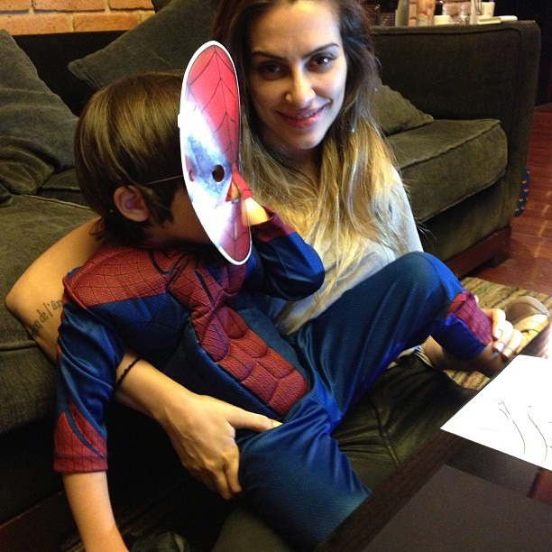 Cleo Pires paparica com o irmão caçula vestido de Homem Aranha