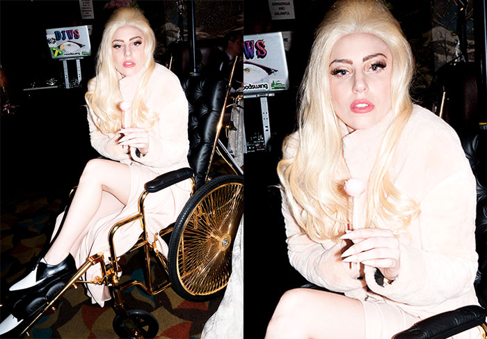 Lady Gaga posa em cadeira de rodas banhada a ouro