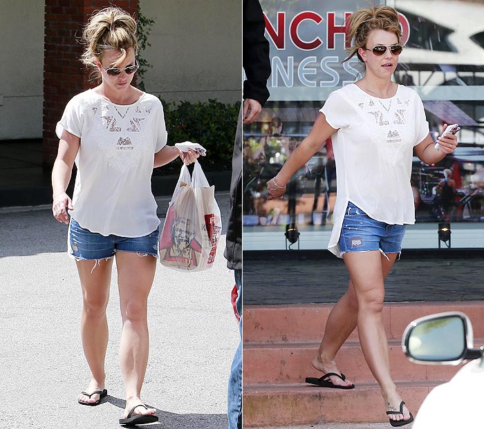 Britney Spears sai de shortinho e havaiana para compra frango frito, em Los Angeles