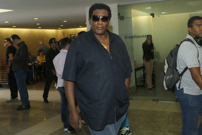 Neguinho da Beija-Flor e Carlinhos Brown falam sobre Emílio Santiago