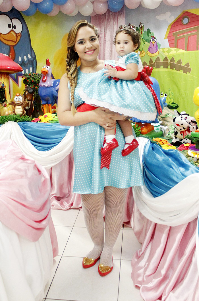 Galinha Pintadinha é tema da festa de 1 ano de Pérola, filha da cantora Perlla