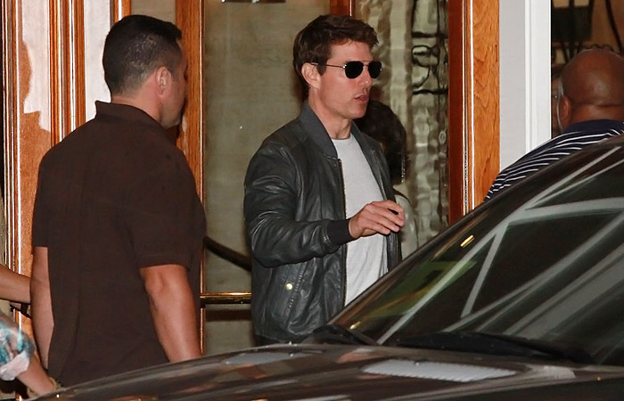 Tom Cruise distribuiu autógrafos em frente a hotel no Rio de Janeiro