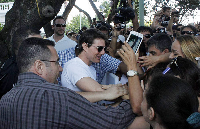 Todo simpático, Tom Cruise cumprimenta paparazzi no Rio