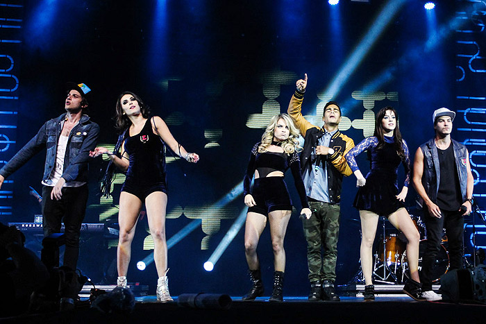 Rebeldes fazem show de despedida lotado de fãs, em SP