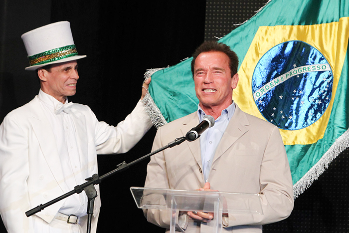 Schwarzenegger com show de samba em premiação de fisiculturismo