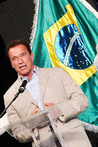 Schwarzenegger com show de samba em premiação de fisiculturismo
