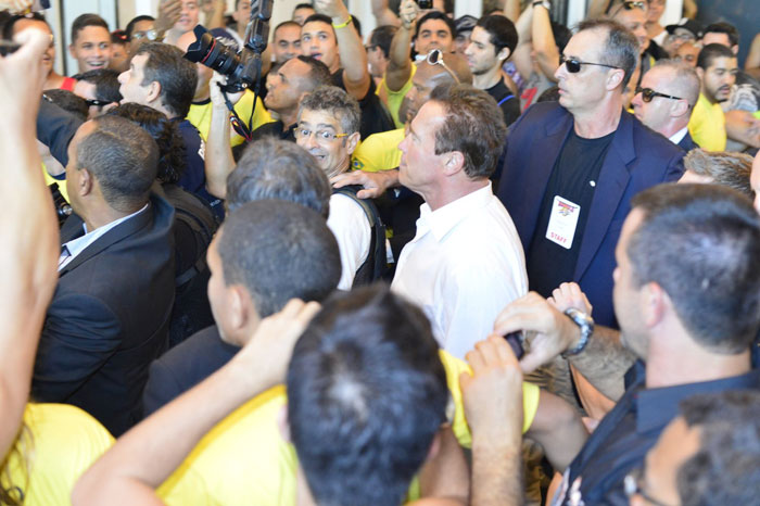 Arnold Schwarzenegger causa tumulto ao chegar a evento no Rio de Janeiro
