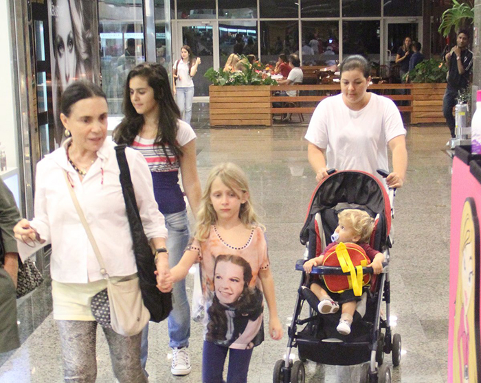 Regina e Gabriela Duarte curtem a família, em tarde no shopping