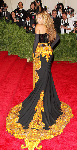 Beyoncé rouba a cena a bordo de vestido Givenchy no Met Gala 2013 - OFuxico