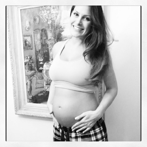 Natália Guimarães exibe a barriga de sua gravidez de gêmeas
