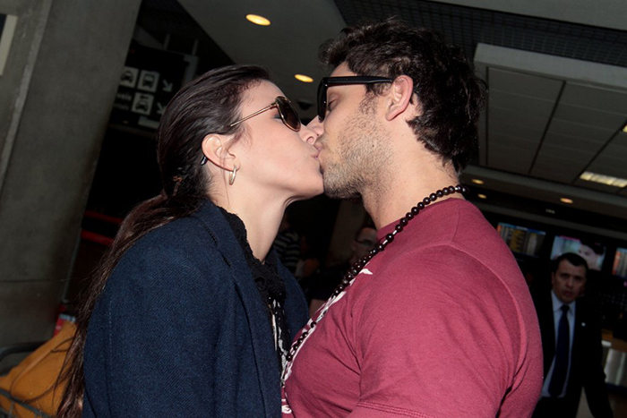  Ex-BBBs Eliéser e Kamilla trocam beijos apaixonados em aeroporto