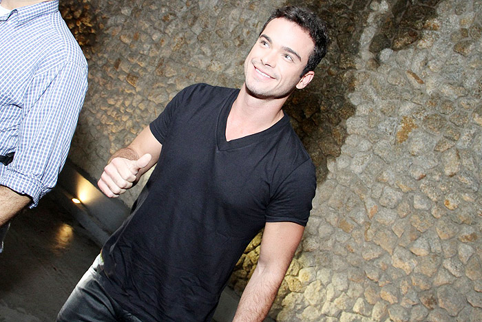 Elenco se reúne para assistir final de Salve Jorge