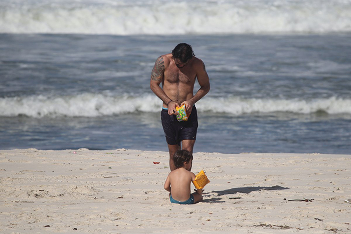 Juliano Cazarr Troca Beijos Com A Esposa Na Praia Veja As Fotos Ofuxico