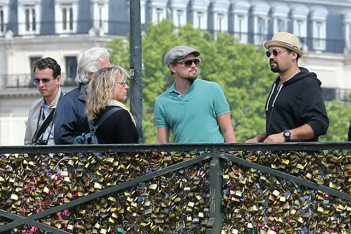 Leonardo DiCaprio confere cadeados do amor, em ponte de Paris