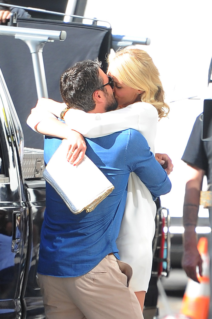 Cameron Diaz beija namorado de Lady Gaga em set de filmagem