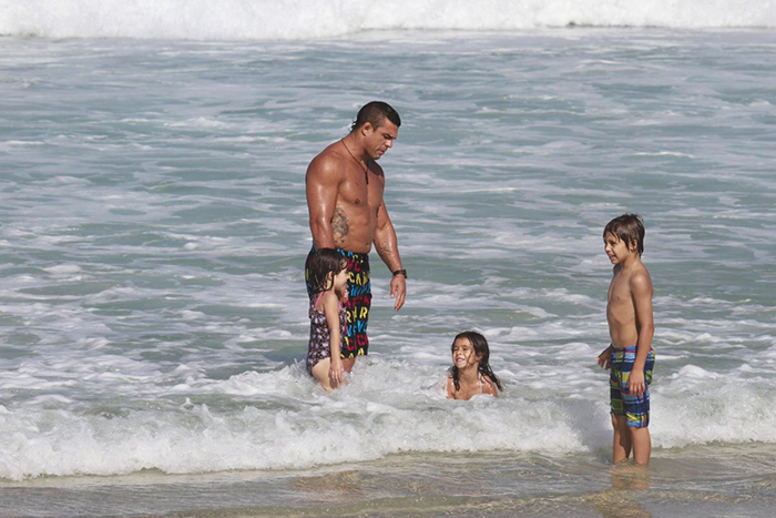 Vítor Belfort brinca de luta na praia os três filhos