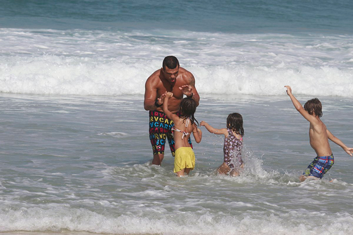 Vítor Belfort brinca de luta na praia os três filhos