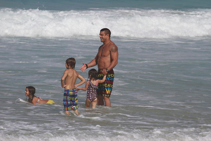 Vítor Belfort se diverte no mar com os três filhos