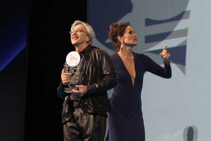 Zelia Duncan entrega prêmio para Caetanos Veloso