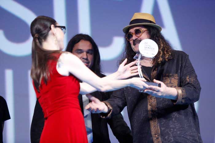 Adriana Calcanhoto entrega prêmio para Moraes Moreira