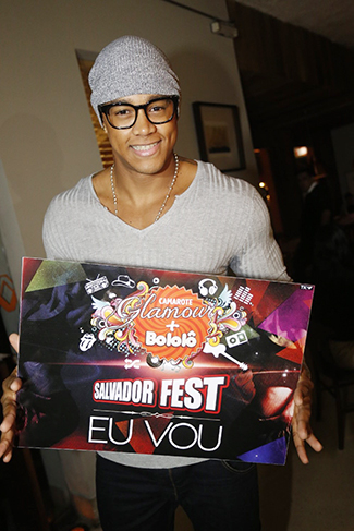Léo Santana mostra o cartaz do Salvador Fest