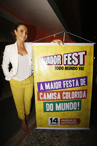 Ivete Sangalo posa ao lado do banner do festival