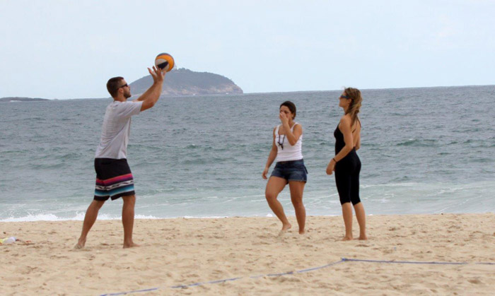 Fernanda Lima joga futebol com os gêmeos em praia carioca