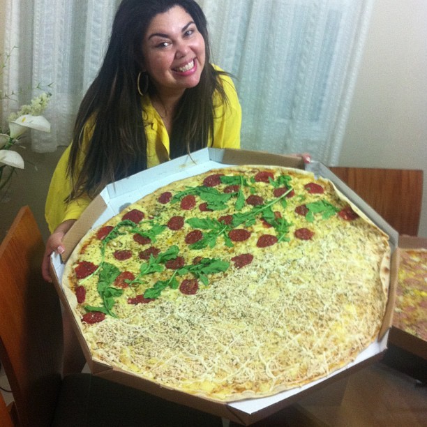 Fabiana Karla mostra pizza gigante: “Lanchinho”