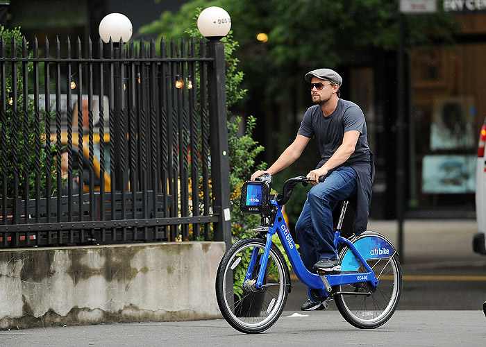 Leonardo DiCaprio passeia com bike alugada por Nova York