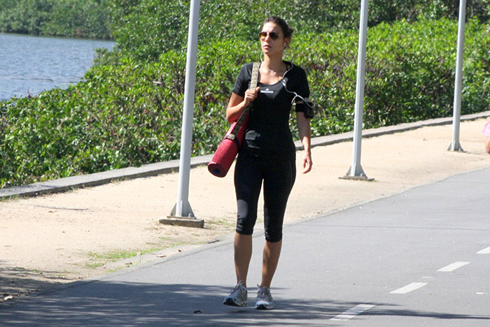 Namorada de Rodrigo Santoro, Mel Fronckowiak caminha no Rio