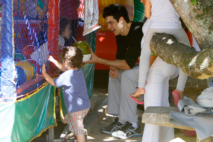 Mateus Solano brinca com a filha no parque