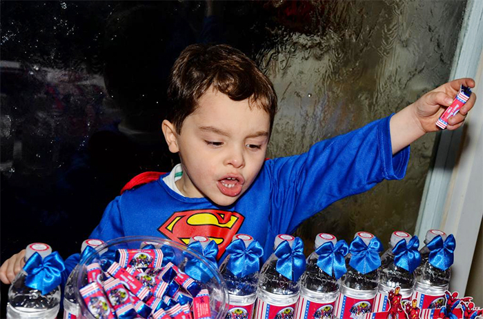 Marco comemora o aniversário vestido de Super Homem