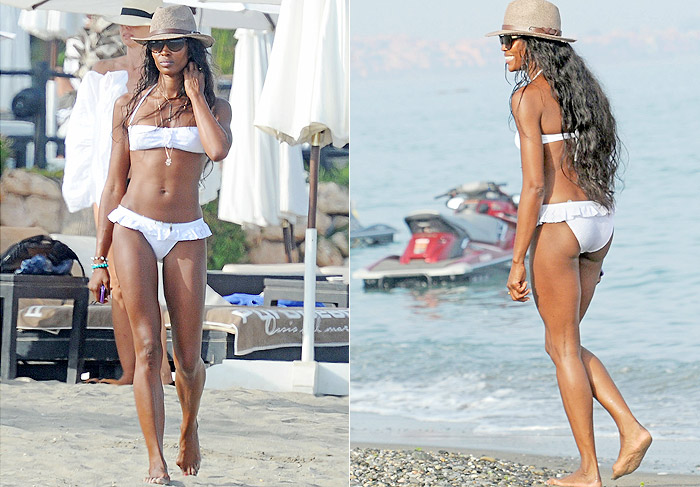 Naomi Campbell arrasa de biquíni branco em praia espanhola
