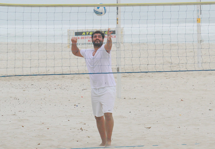 Thiago Lacerda joga vôlei na praia da Barra