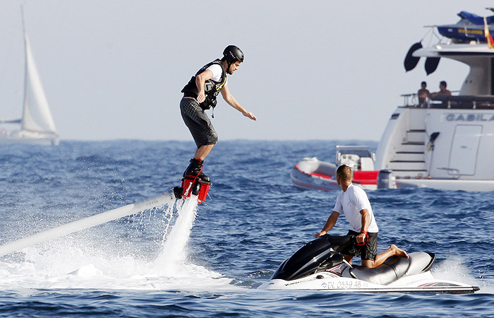 Leonardo DiCaprio curte férias voando sobre o mar com flyboard