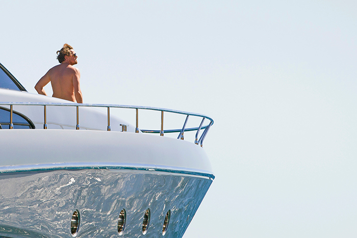 Leonardo DiCaprio toma sol sem camisa em iate luxuoso, em Ibiza