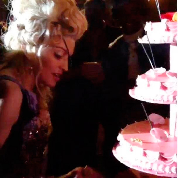 Madonna festeja seus 55 anos vestida de Maria Antonieta