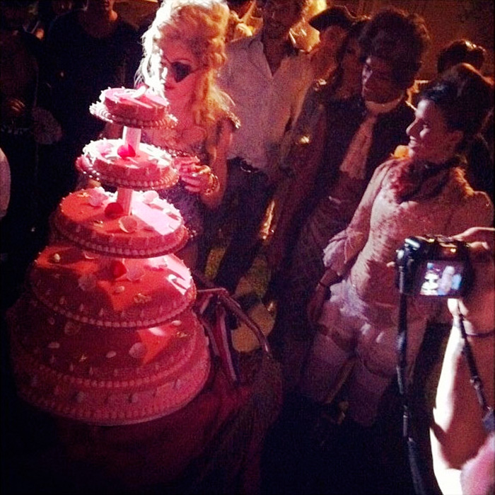 Madonna festeja seus 55 anos vestida de Maria Antonieta