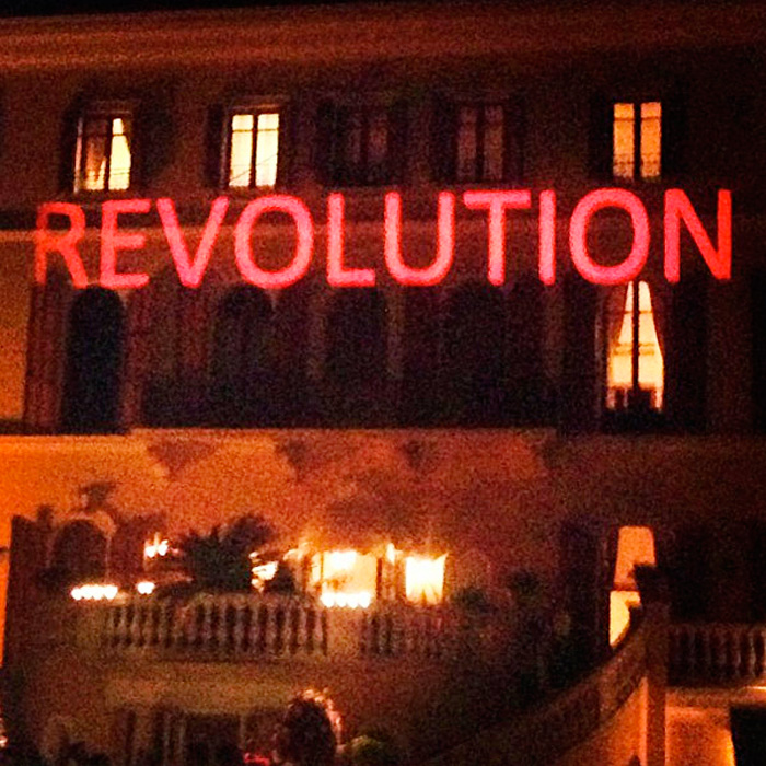 Madonna festeja seus 55 anos vestida de Maria Antonieta