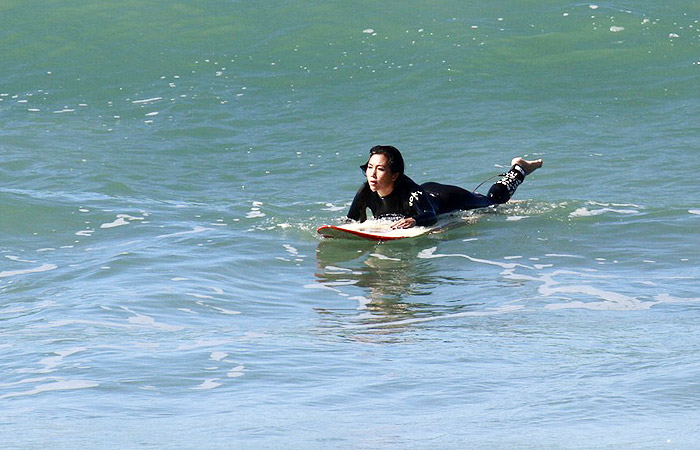 Danielle Suzuki mostra habilidade no surf