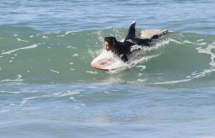 Danielle Suzuki mostra habilidade no surf