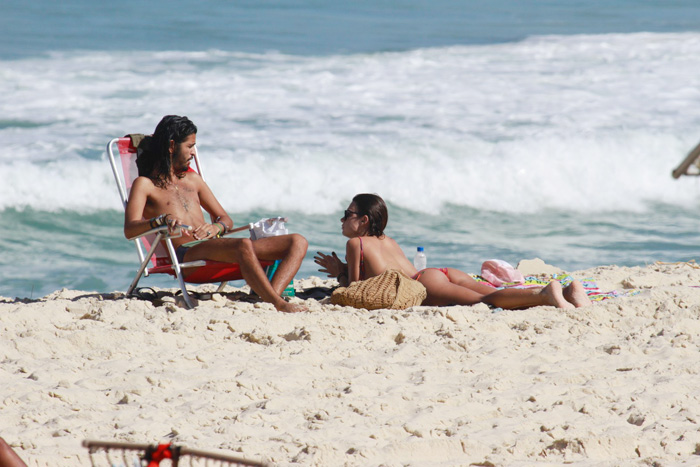 Thaila Ayala e Paulinho Vilhena namoram na praia em tarde de sol