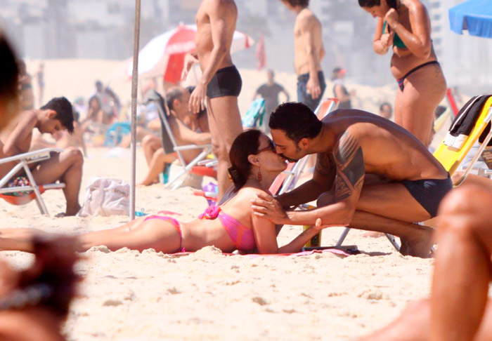 Carolina Ferraz beija muito na areias do Leblon