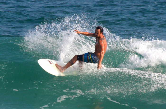 Paulo Vilhena domina a prancha em dia de surfe, no Rio