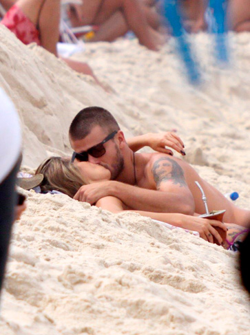 Fernanda Lima e Rodrigo Hilbert dão muito beijo na boca na areia da praia