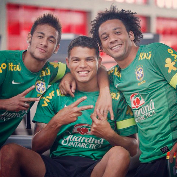 Neymar posa para foto com Thiago Silva e Marcelo Vieira