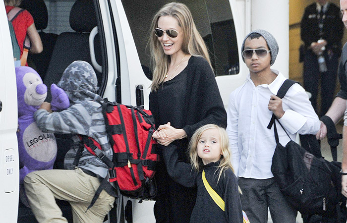 Após anúncio de Oscar honorário, Angelina Jolie chega à Austrália com os filhos