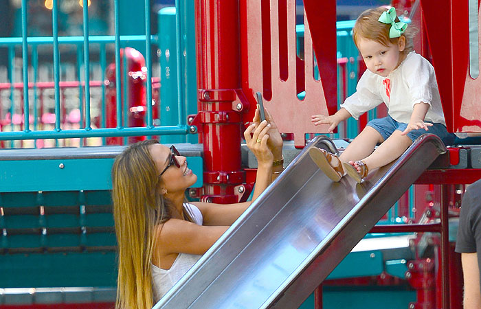 Jessica Alba se diverte com a filha em parque de NY